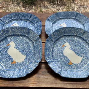 Toegeschreven aan N.S. Gustin: blauwe Spongeware ganzen dinerborden, set van 4, handbeschilderd, 28 cm, California Studio Pottery.