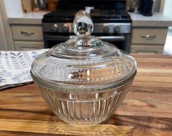 Dulcera vintage de vidrio Pyrex acanalado con tapa, recipiente transparente con tapa, decoración de almacenamiento de cocina de mediados de siglo