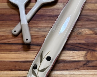 Set da portata toscano per olive / Vassoio a forma di barchetta per olive da 42 cm + posate da insalata Hearth & Hand con magnolia / Decorazioni per la cucina mediterranea