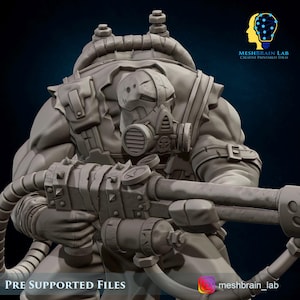 Op de afbeelding: Een grijze, 3D-geprinte figuur van een zwaar gepantserd personage, met een gasmasker met een schedel-embleem. De figuur houdt een groot wapen met stekelige details vast en is verbonden met een reeks buizen. De tekst "PRE SUPPORTED FILES" is zichtbaar.