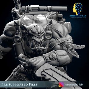 以下が含まれることがあります： 詳細な3Dレンダリングモデルのファンタジー戦士。頭蓋骨のような顔と複雑な鎧が特徴です。フィギュアはグレーで、テクスチャと詳細が確認できます。「PRE SUPPORTED FILES」のテキストとMeshBrain Labのロゴが含まれています。