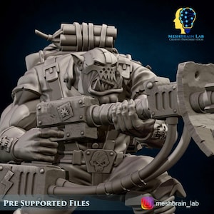 Op de afbeelding: Een gedetailleerde, grijze 3D-geprinte figuur van een Orc-krijger, die een groot wapen vasthoudt. De Orc heeft een dreigende uitdrukking met zichtbare tanden en draagt een harnas. De figuur heeft een rugzak met cilindrische objecten. De tekst "PRE SUPPORTED FILES" staat onderaan.