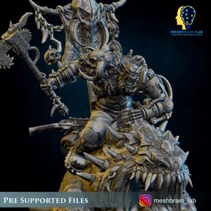 以下が含まれることがあります： モンスターに乗った戦士の3Dプリントフィギュア。戦士は重装甲で大きな斧を振るっています。クリーチャーは鋭い歯ととげのある背中を持っています。背景には頭蓋骨と大きな装飾構造があります。「PRE SUPPORTED FILES」のテキストが表示されます。