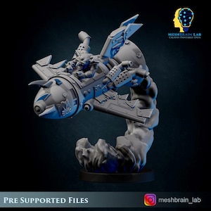 Könnte beinhalten: Graues 3D-gedrucktes Modell eines raketengetriebenen Fahrzeugs mit einem Goblin-Piloten. Das Fahrzeug hat ein detailliertes Design mit Flossen, Nieten und Abgaseffekten. Die Basis ist schwarz und das Modell ist mit "PRE SUPPORTED FILES" beschriftet.