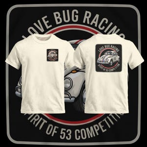 Puede incluir: Camisetas de color crema con un gráfico de un Volkswagen Beetle vintage. La parte delantera de la camiseta tiene un pequeño gráfico cuadrado, mientras que la parte trasera presenta un diseño más grande con el texto "LOVE BUG RACING" y "SPIRIT OF 53 COMPETITION".