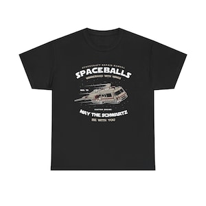 Könnte beinhalten: Schwarzes T-Shirt mit einer Grafik eines Winnebago mit Flügeln, beschriftet mit "Spaceballs". Das Design enthält den Text "May the Schwartz Be With You" und "Spacecraft Repair Manual".
