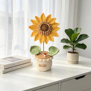 Gehäkelter Sonnenblumen Blumentopf, handgemacht gestrickt, Schreibtisch Dekor, ewiges Blumengeschenk für sie