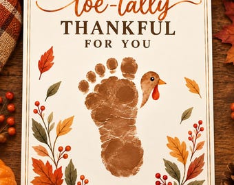 Puede incluir: Una tarjeta de felicitación rectangular con el texto I'M toe-tally THANKFUL FOR YOU en marrón y naranja. El centro muestra una huella de pie marrón transformada en un pavo con pico y carúncula, rodeada de ilustraciones de hojas de otoño.