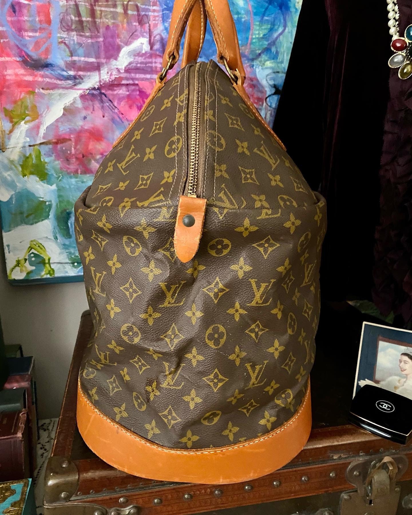 Lot - Louis Vuitton Extra Large Monogram Steamer Travel bag. France 1980's.  Scuffs to leather base and monogrammed bag, small split to bag. No pad  lock. Bag Height 22.75, bottom size 25.375 x 10.75 in