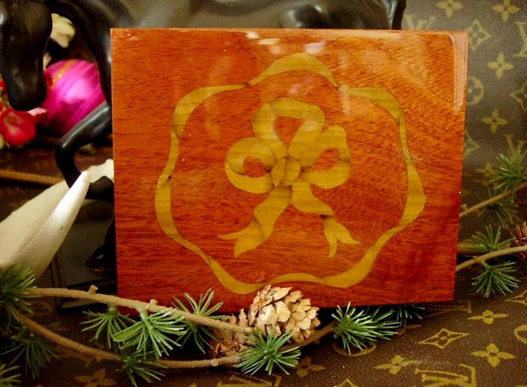 Beautiful RARE Vintage GUCCI Inlaid Wood Lacquer Jewelry Decor