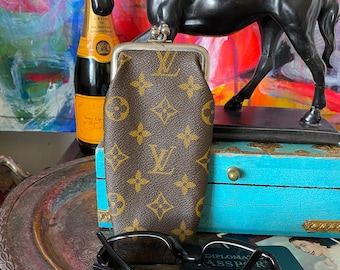 Raro Vintage LOUIS VUITTON Saks Quinta Neiman Compañía Francesa Kisslock Gafas Caja Monedero Cosmético LV Bolso Evaluación