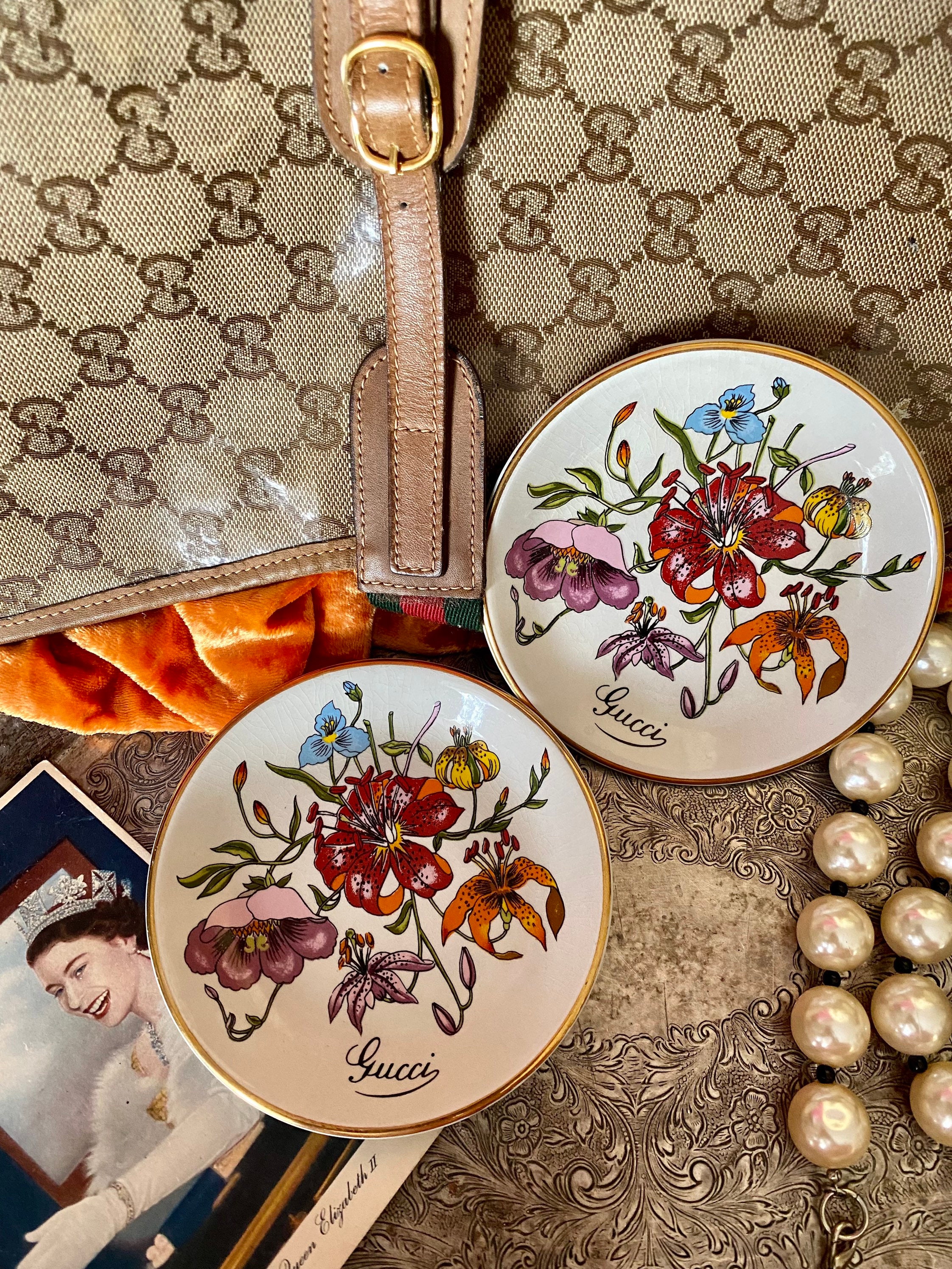 新品未使用！GUCCIアクセサリートレイ お皿 スターアイ 即発!GUCCI ロゴ 小物入れ アクセサリートレイ お皿 箱入 灰皿 (GUCCI