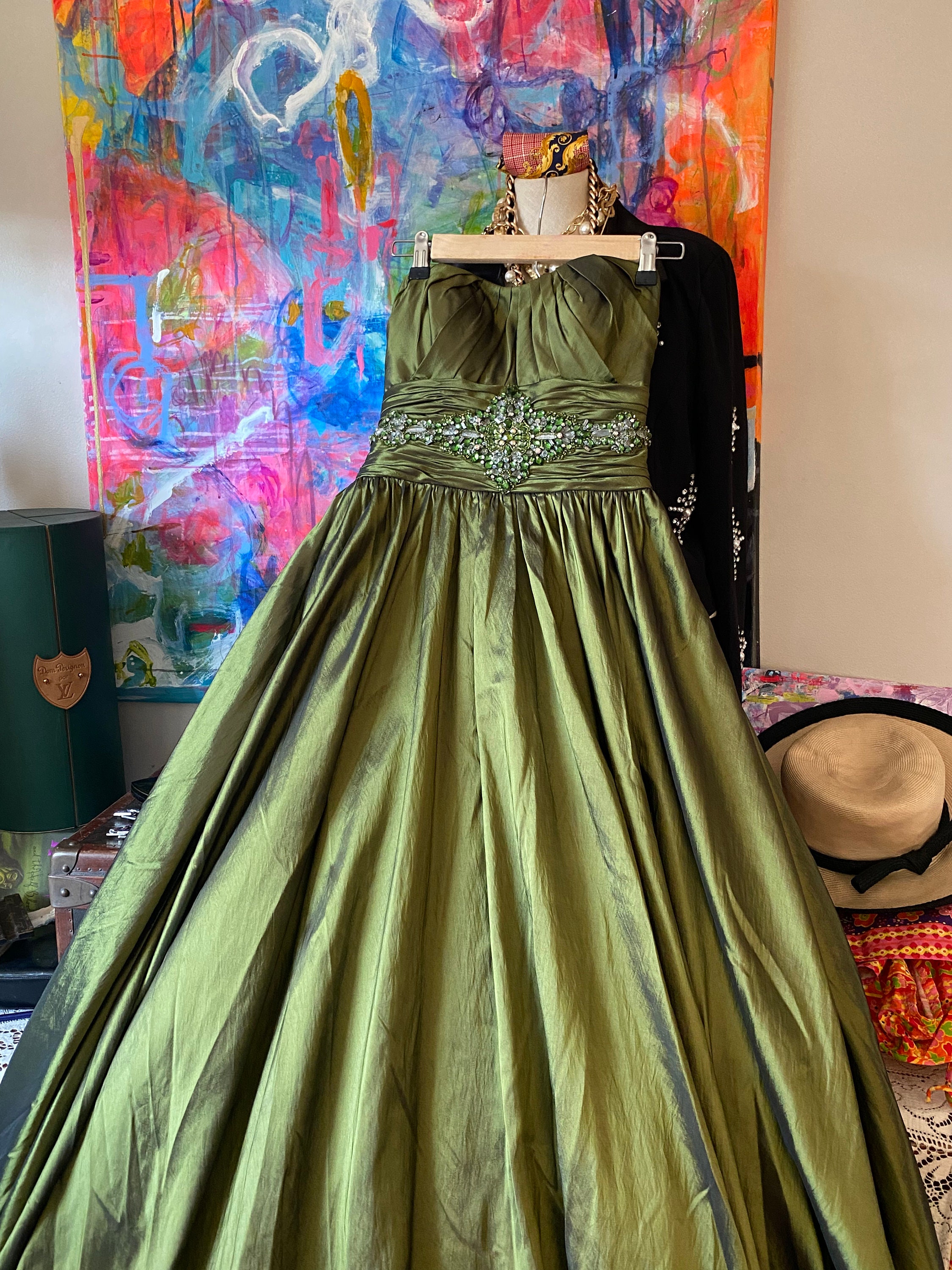 Gorgeous Designer MAGGIE SOTTERO Couture Evening Gown Party Formal Dress Shimmer Metallic Green AMAZING Stone Beading sz 4