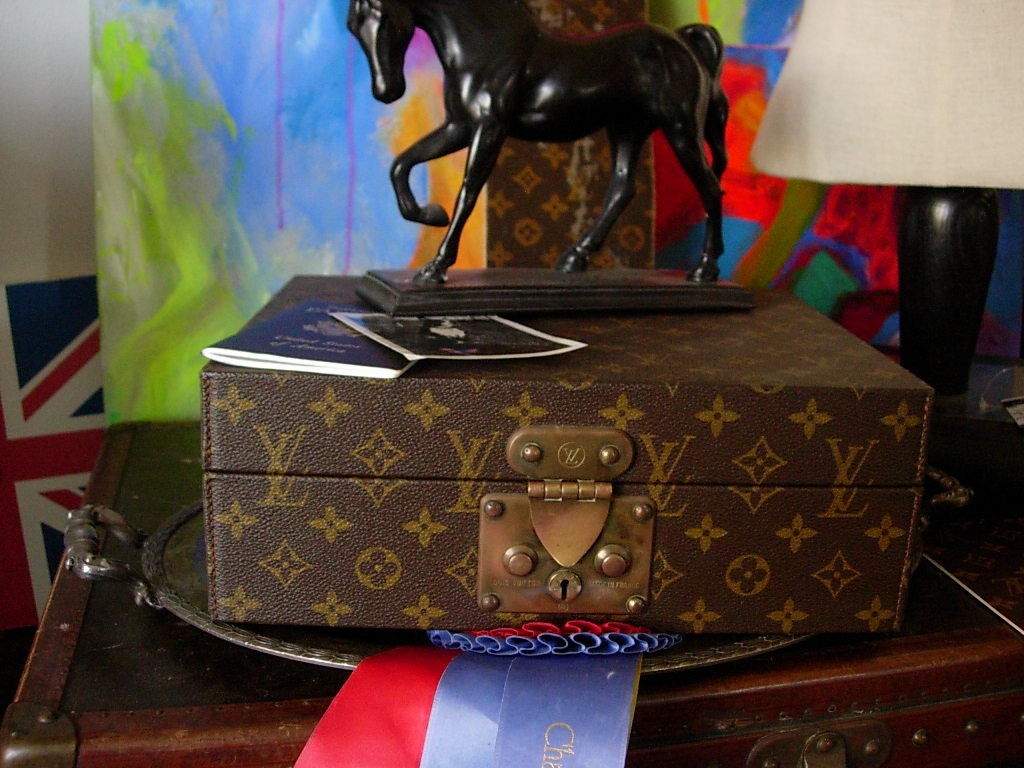 LOUIS VUITTON. A FINE VINTAGE SUITCASE MODIFIED AS HUMIDOR CIGAR BOX,  CUSTOMIZED BY BERNARDINI LUXURY VINTAGE