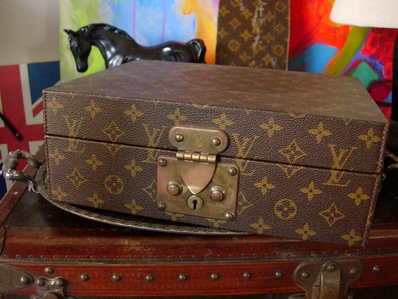 LOUIS VUITTON. A FINE VINTAGE SUITCASE MODIFIED AS HUMIDOR CIGAR BOX,  CUSTOMIZED BY BERNARDINI LUXURY VINTAGE