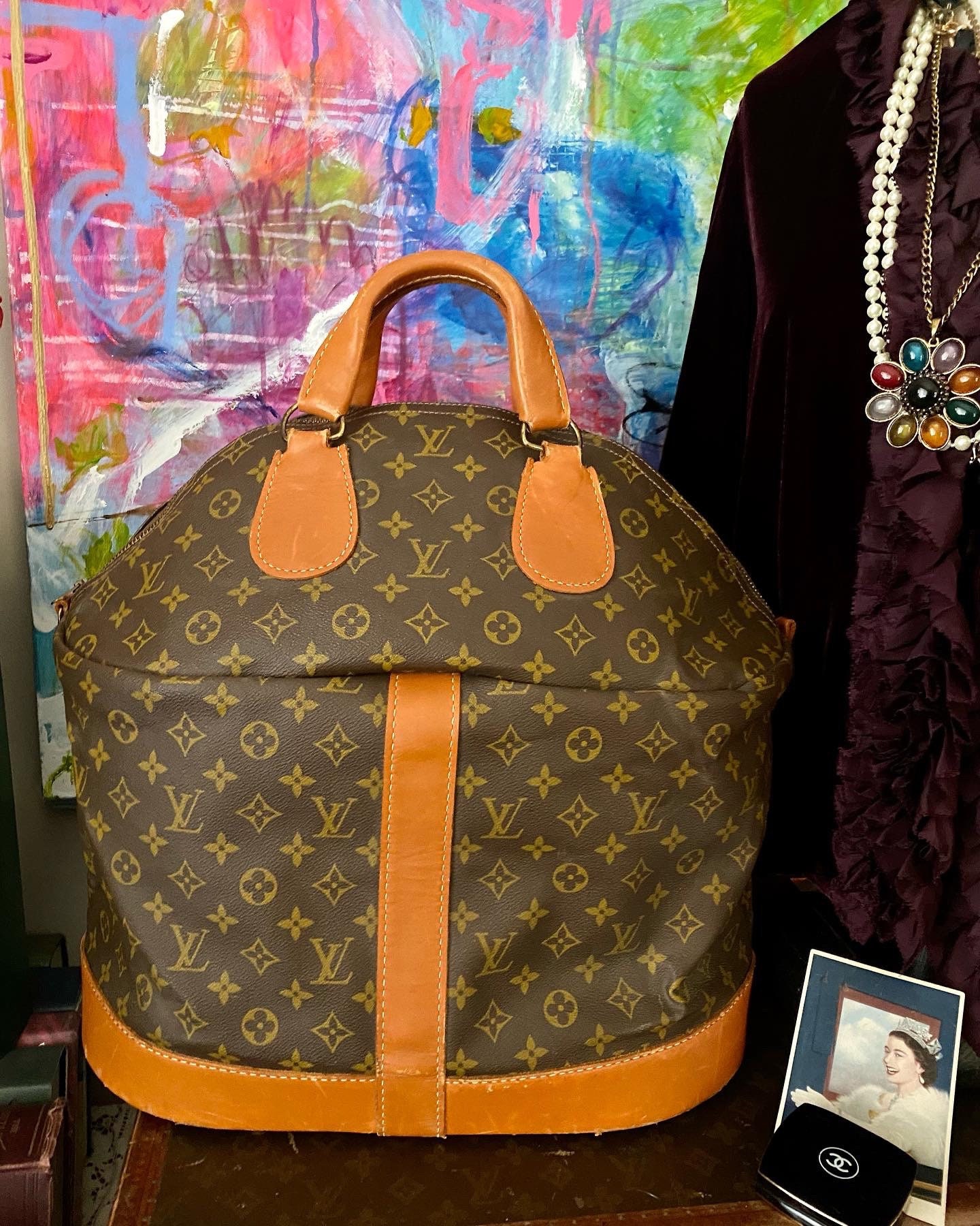 Lot - Louis Vuitton Extra Large Monogram Steamer Travel bag. France 1980's.  Scuffs to leather base and monogrammed bag, small split to bag. No pad  lock. Bag Height 22.75, bottom size 25.375 x 10.75 in