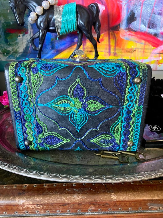 Sweet 1950’s Embroidery Blue Paisley Box Handbag … - image 4