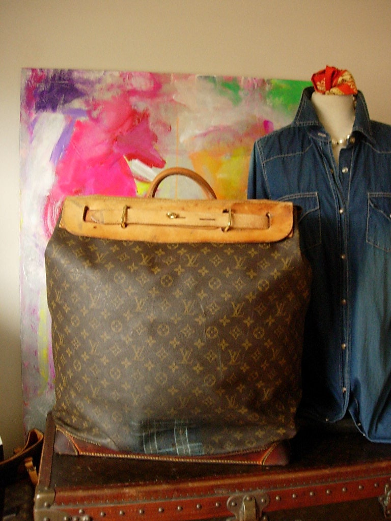 Lot - Louis Vuitton Extra Large Monogram Steamer Travel bag. France 1980's.  Scuffs to leather base and monogrammed bag, small split to bag. No pad  lock. Bag Height 22.75, bottom size 25.375 x 10.75 in