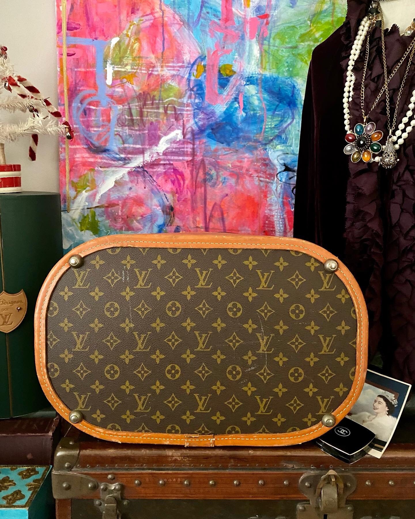 Lot - Louis Vuitton Extra Large Monogram Steamer Travel bag. France 1980's.  Scuffs to leather base and monogrammed bag, small split to bag. No pad  lock. Bag Height 22.75, bottom size 25.375 x 10.75 in