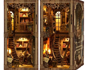 Pode incluir: Diorama de estante de madeira com detalhes intrincados, apresentando um interior de vários níveis com escadas, livros e iluminação quente. O design inclui arcos decorativos e uma escada, criando uma cena de biblioteca em miniatura.
