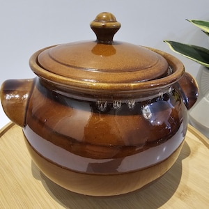 Vintage European Stoneware Bean Pot with Lid 1970s Rustic Brown Glaze / Pot à fèves en grès vintage européen années 1970
