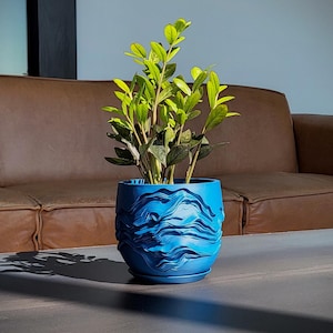Strata Skulpturale Pflanzschale, 17,8 cm (7 Zoll) topografischer Pflanztopf mit Drainageschale, moderner blauer architektonischer Pflanztopf