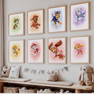 Peut inclure: Neuf impressions d'art encadrées représentant des chiens de dessins animés de la Pat' Patrouille. Chaque impression présente un personnage différent aux couleurs vives, sur un fond doux de style aquarelle. Les impressions sont affichées sur un mur au-dessus d'un banc en bois.