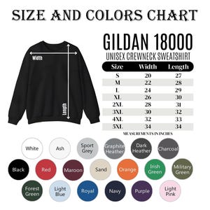 Puede incluir: Una sudadera unisex Gildan 18000 negra con una tabla de tallas y colores. La tabla enumera las medidas en pulgadas para las tallas S a 5XL. Las opciones de color incluyen negro, rojo, granate y m&aacute;s.