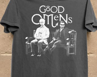 Camiseta de la serie de televisión Good Omens, camiseta gráfica de Aziraphale y Crowley, camiseta de película retro, regalo vintage para fans de series de televisión, camiseta unisex Comfort Colors