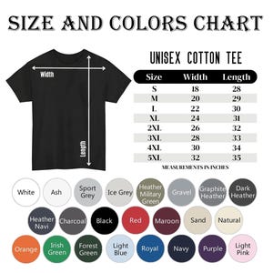 Puede incluir: Una camiseta unisex negra de algod&oacute;n con una tabla de tallas y colores. La tabla enumera las tallas S-5XL con medidas de ancho y largo en pulgadas. Las opciones de color incluyen blanco, negro, rojo y m&aacute;s.