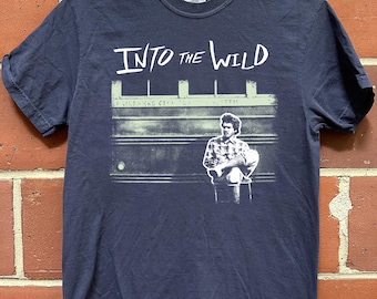 Camiseta Comfort Colors Into the Wild, camiseta gráfica de Christopher McCandless, merchandising de películas de aventuras clásicas, camiseta retro unisex de película.