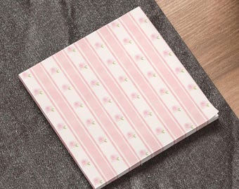 Post-it®-Notizblock mit rosa Blumenmuster und Streifen, niedliches Schreibwarendesign im Cottagecore-Stil, Bürodekoration, Schulbedarf, verspieltes Notizpapier