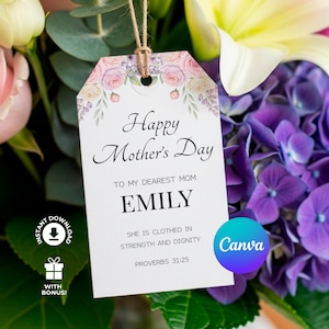 Puede incluir: Una etiqueta blanca del Día de la Madre con detalles florales y el texto "Happy Mother's Day" y "To My Dearest Mom EMILY". La etiqueta está unida a un ramo de rosas rosas, hortensias moradas y lirios blancos.