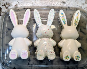 Conejitos de chocolate blanco hechos a mano para aplastar