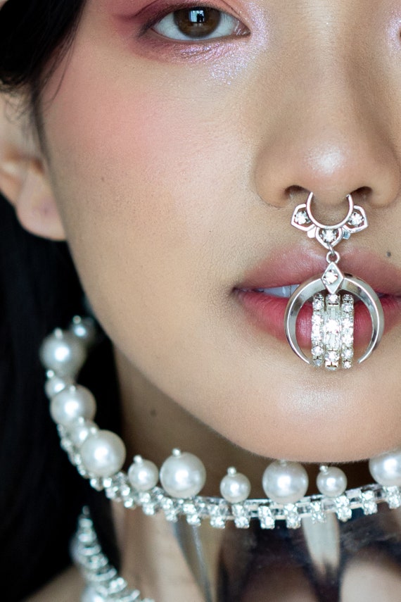 Crystal outlet septum ring