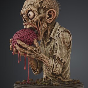 Puede incluir: Un busto detallado de una figura zombi con piel p&aacute;lida y texturizada, ojos muy abiertos y la boca abierta mordiendo un cerebro rosa. La figura viste una camisa desgarrada de color claro y se apoya sobre una base circular con motivos de calaveras.