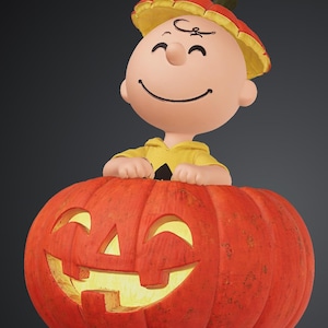 Puede incluir: Una figura de un personaje de cabeza redonda que viste una camiseta amarilla con un patrón de zigzag negro y un sombrero con forma de calabaza, emergiendo de una gran calabaza naranja iluminada con una cara tallada sonriente.