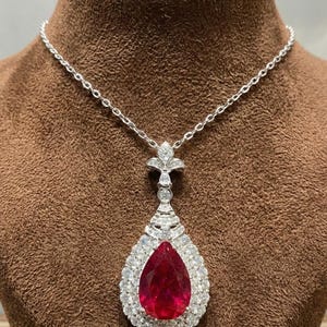 Collar con colgante de halo de rubí cultivado en laboratorio en forma de pera, en plata de ley con baño de oro grueso.