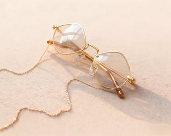 Porta gafas chapado en oro de 14 quilates · Correa minimalista para gafas · Delicado accesorio para gafas de sol para mujer