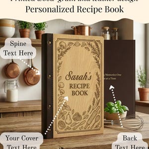 Puede incluir: Un libro de recetas personalizado con un diseño de vetas de madera y cuero. La portada está grabada con el nombre "Sarah's" y "Recipe Book", rodeado de ilustraciones de utensilios e ingredientes de cocina. El lomo y la parte trasera son de color marrón oscuro.