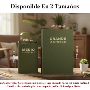 May include: Two olive green notebooks, labeled "MEDIO" (6" x 9") and "GRANDE" (8.5" x 11"), are displayed. The text "Disponible En 2 Tama&ntilde;os" is at the top. The notebooks are on a wooden surface with pencils and a small plant.