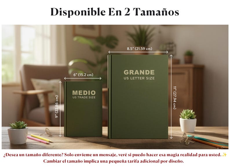 May include: Two olive green notebooks, labeled "MEDIO" (6" x 9") and "GRANDE" (8.5" x 11"), are displayed. The text "Disponible En 2 Tama&ntilde;os" is at the top. The notebooks are on a wooden surface with pencils and a small plant.