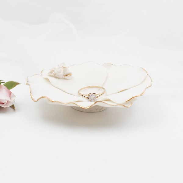 Porte-Alliance Roses - Porcelaine Biscuit et Or pour Accessoire Mariage ou Cadeau.