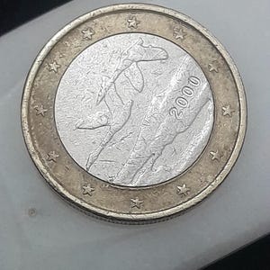This is a Finnish 1 euro coin from the year 2000.