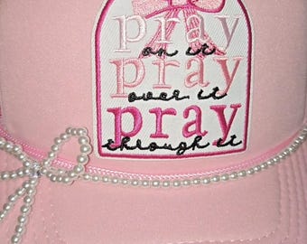 Sombrero de oración con lazo rosa