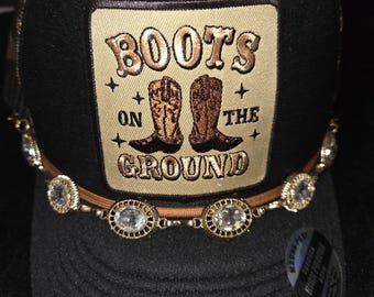 Botas negras y marrones con estampado de leopardo en el suelo.