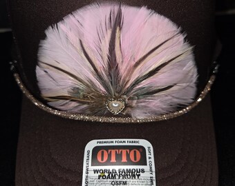 Sombrero de plumas marrones y rosas