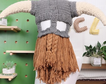 Handmade Viking Horn Beard Knit Hat Crochet Costume Helmet with Long Yarn Beard Warm Winter Novelty Beanie Cosplay Parties Gag Outdoor Wear