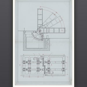 Könnte beinhalten: Eine technische Blaupause auf hellblauem Papier, die eine mechanische Baugruppe mit Zahnrädern, Wellen und einem Schwenkarm zeigt. Das Diagramm enthält präzise Linien, rote Maßmarkierungen und strukturelle Details für eine komplexe Industriemaschine.