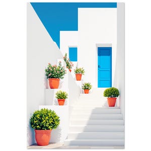 Puede incluir: Imagen arquitectónica brillante de un edificio blanco con una puerta y un cielo azules. Macetas naranjas con plantas verdes y rosas bordean la escalera blanca. La escena evoca una estética mediterránea.